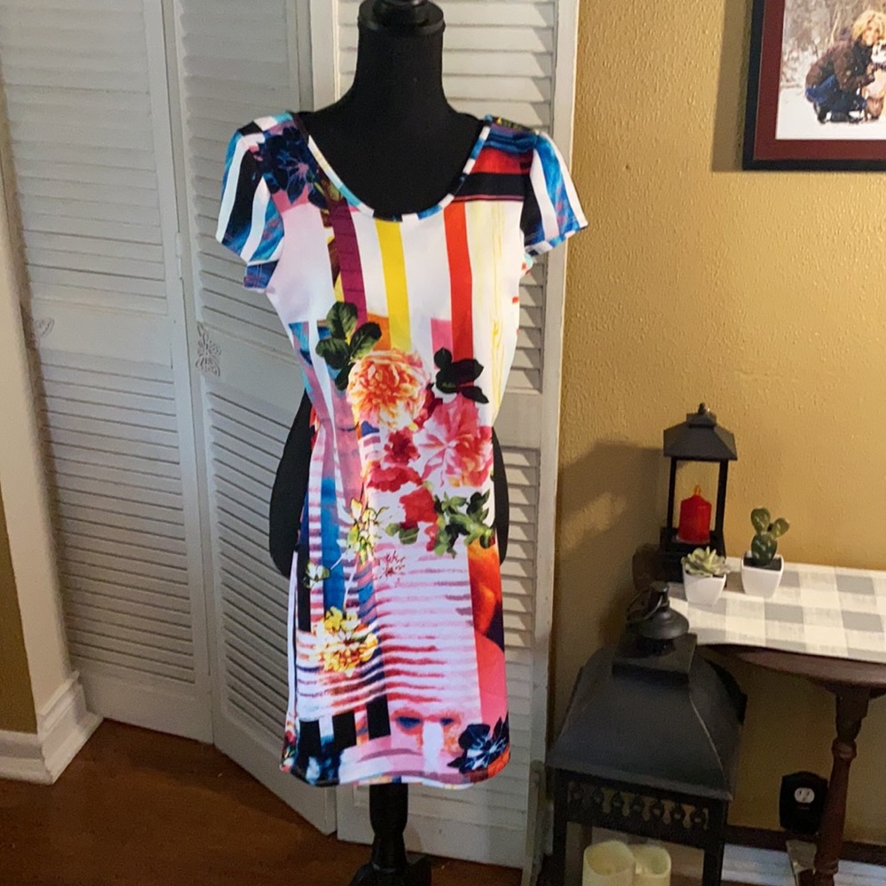 New fun summer dress never wore, took tags off.